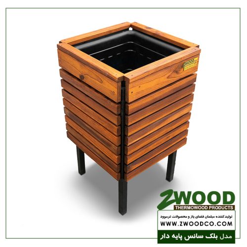 گلدان چوبی کنار سالنی