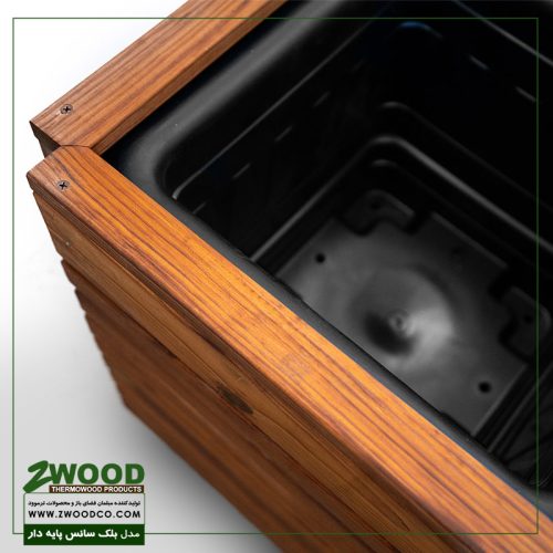 گلدان کنار سالنی چوبی